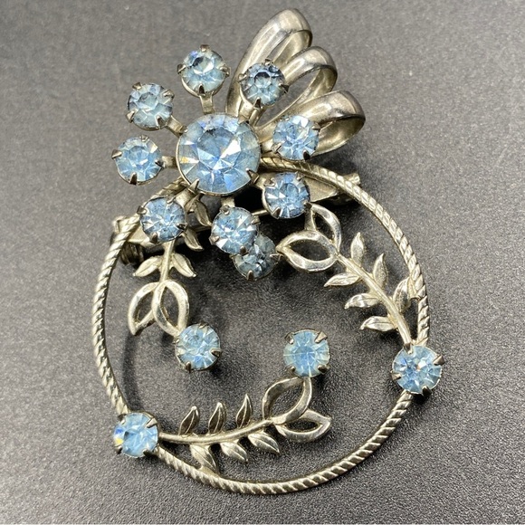 Vintage Silvertone Blue Rhinestone Grandmacore Brooch - Picture 5 of 6